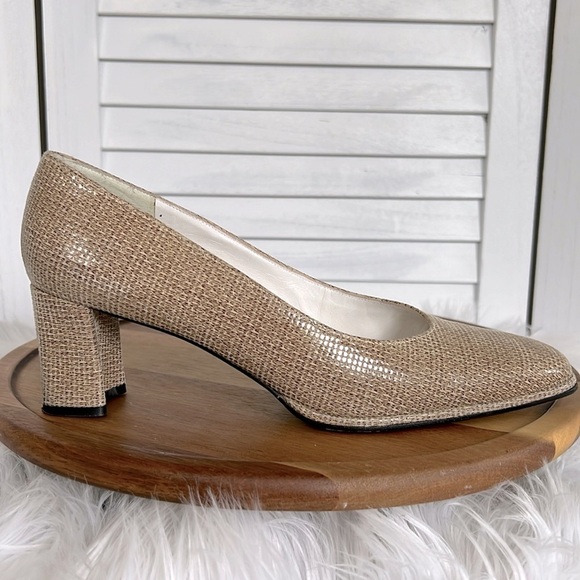Stuart Weitzman Beige Brown Snake 2.5" Heel Square Toe Pump Size 8.5AA Narrow - Picture 1 of 10